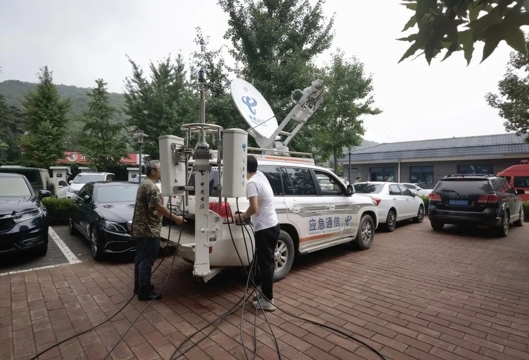 工作人員正在進(jìn)行通信搶修。 受訪者供圖