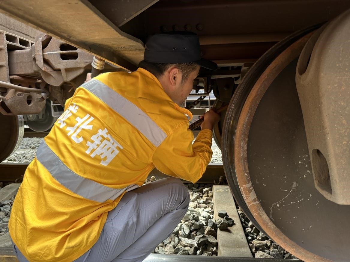 劉偉在進(jìn)行列車檢查工作。人民網(wǎng) 王紹紹攝