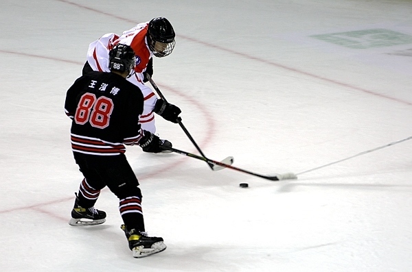 陜西隊球員馬思成與黑龍江隊球員王泓博爭搶。人民網(wǎng)記者 胡雪蓉攝