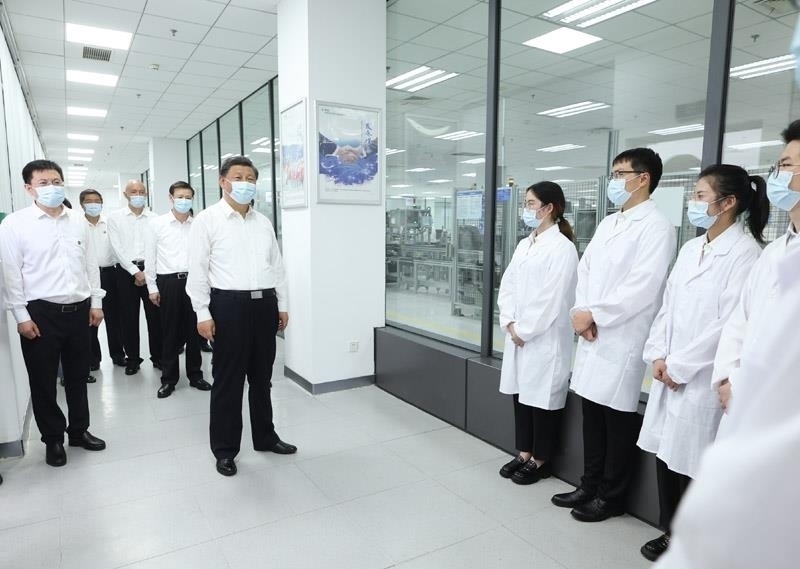 2023年7月6日，習近平總書記在江蘇南京市考察南瑞集團有限公司，同年輕研發(fā)人員親切交流。