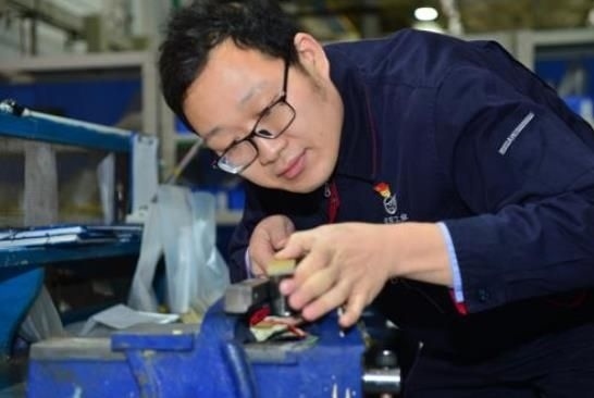 工作中的方文墨。航空工業(yè)沈飛供圖