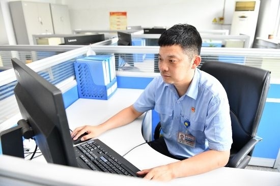 工作中的康凱。航空工業(yè)沈飛供圖