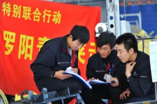 在工作中的“羅陽青年突擊隊”隊員。航空工業(yè)沈飛供圖