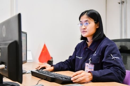 工作中的劉艷梅。航空工業(yè)沈飛供圖