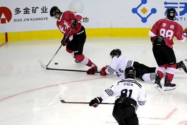 重慶隊(duì)球員與內(nèi)蒙古球員拼搶。人民網(wǎng)記者 胡雪蓉?cái)z