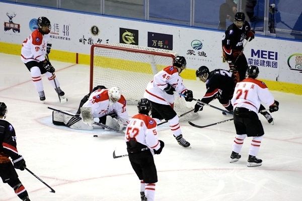 門前混戰(zhàn)。人民網(wǎng)記者 胡雪蓉?cái)z