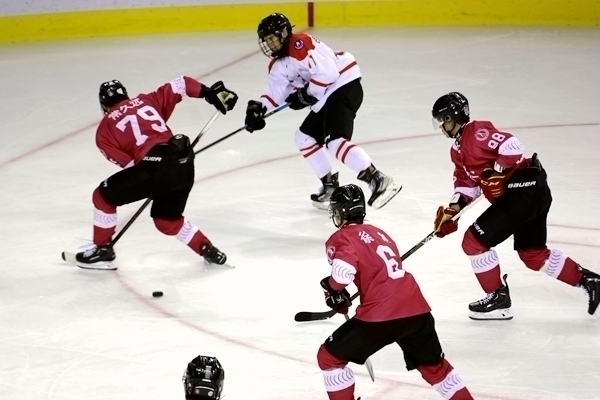 重慶隊球員常久遠(左)與陜西隊球員呂知宜拼搶。人民網(wǎng)記者 胡雪蓉攝