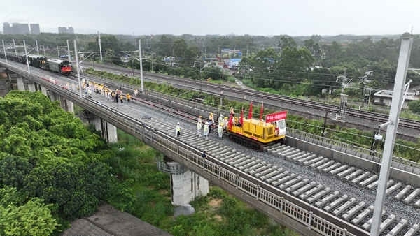 防東鐵路鋪軌現(xiàn)場(chǎng)航拍。