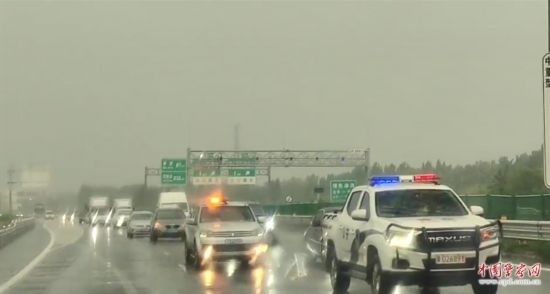 8月2日，京港澳高速，高速交警涿州大隊警車帶道引導救援物資車隊進入涿州災區(qū)。