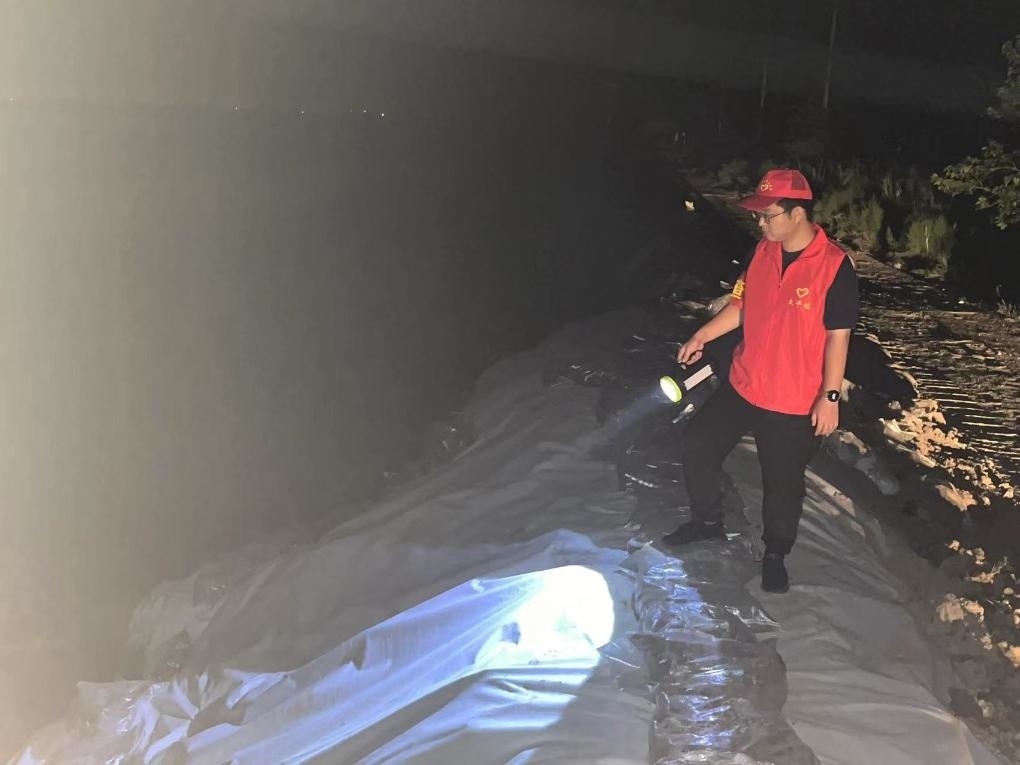 太平鎮(zhèn)干部晚上巡查南小埝。（采訪對象供圖）