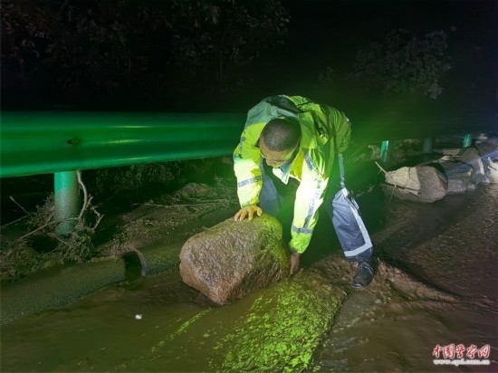 7月31日，張涿高速，高速交警涿鹿大隊民警清理山體滑坡路面落石。