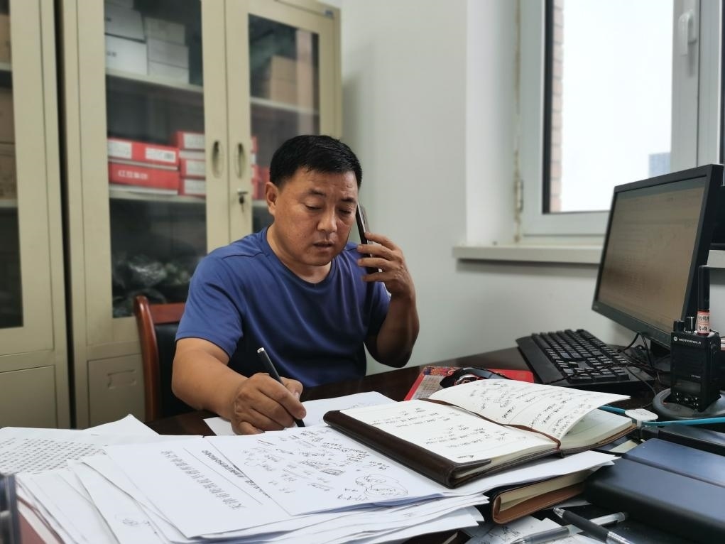 曾田榮正在辦公室內(nèi)工作。新華社記者 孫凡越 攝