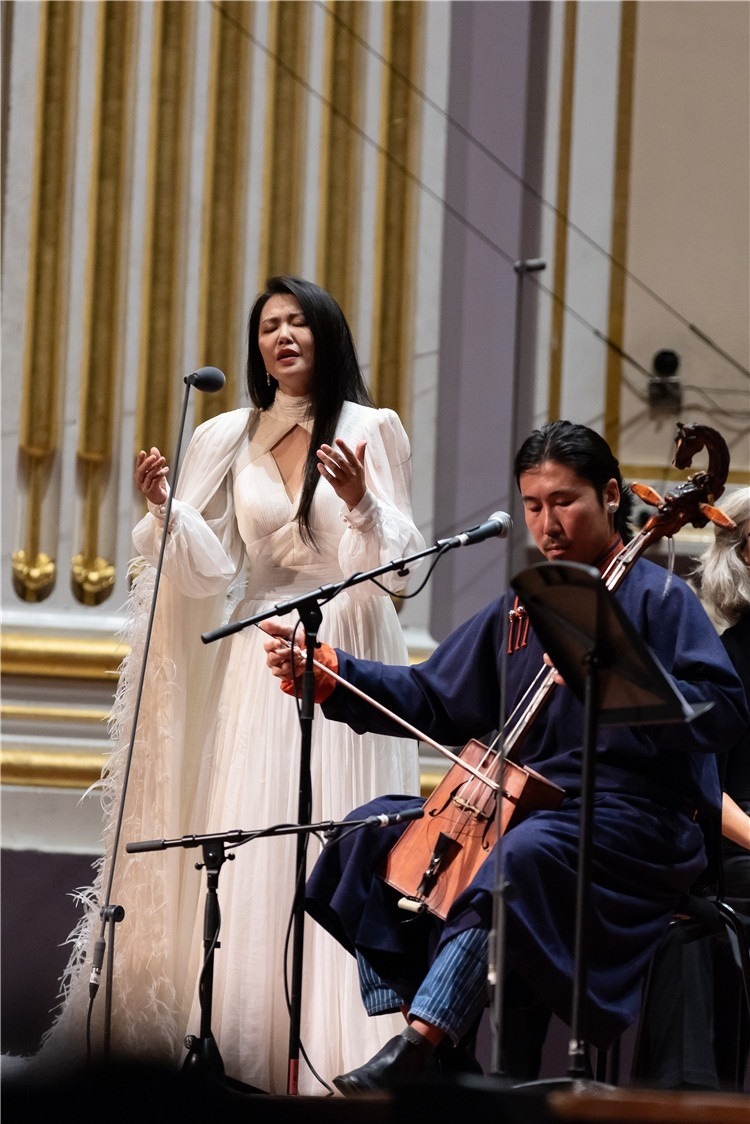 圖片說明： 8月5日，2023愛丁堡國際藝術(shù)節(jié)開幕式音樂會(huì)《慈悲頌》的演出現(xiàn)場(chǎng)。藝術(shù)節(jié)組委會(huì)供圖