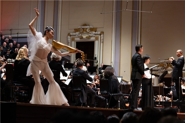 圖8月5日，2023愛丁堡國際藝術(shù)節(jié)開幕式音樂會(huì)《慈悲頌》的演出現(xiàn)場(chǎng)。藝術(shù)節(jié)組委會(huì)供圖