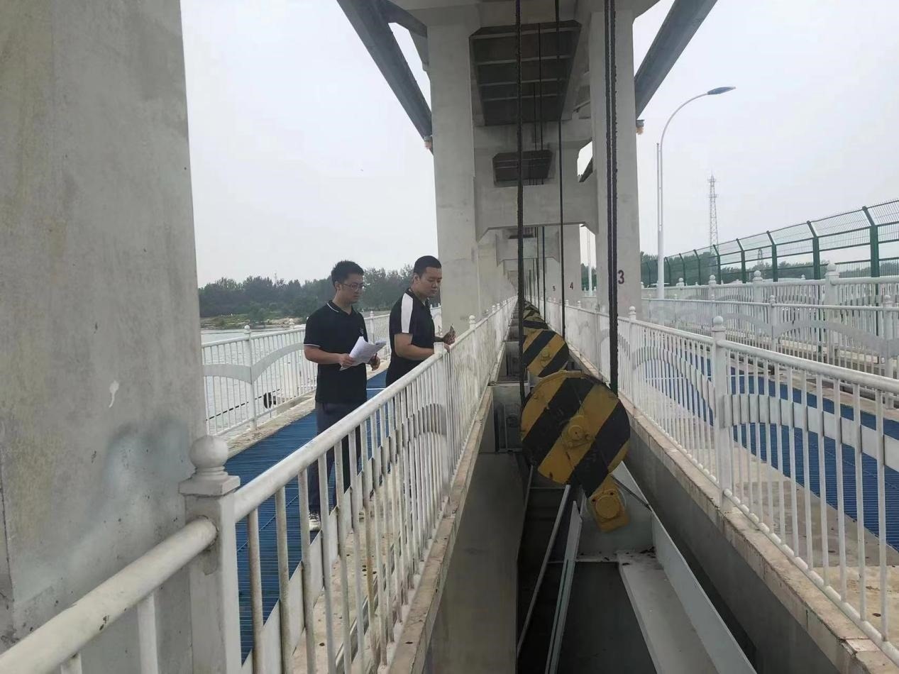 海委海河下游管理局獨(dú)流減河進(jìn)洪閘管理處工作人員檢查水閘閘門啟閉機(jī)。受訪者供圖