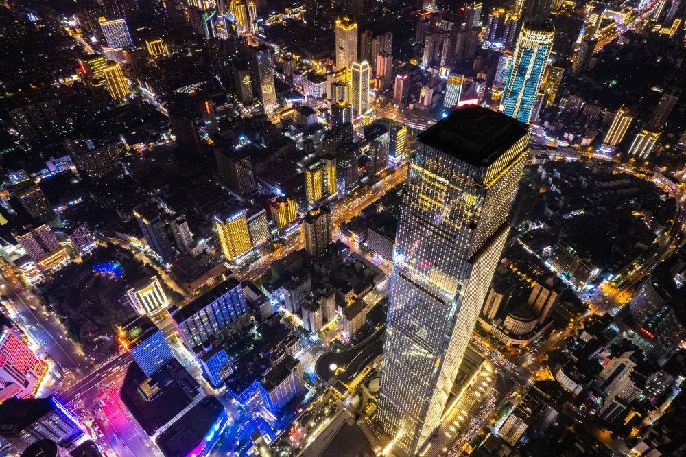 這是6月7日夜間拍攝的長(zhǎng)沙城區(qū)景色（無(wú)人機(jī)照片）。新華社記者 陳思汗 攝