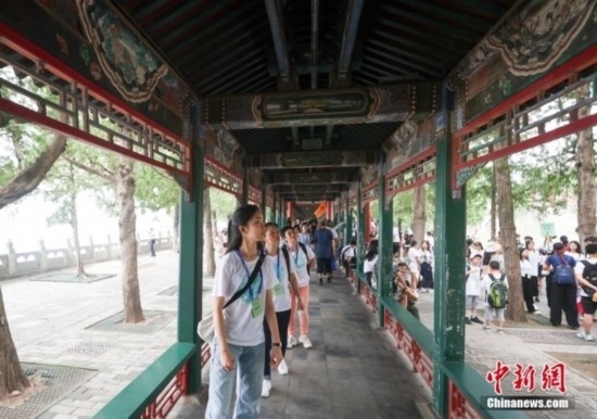 圖為學(xué)員們游覽長廊。<a target='_blank' href='/'><p align=