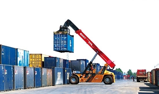 石家莊國(guó)際陸港內(nèi)整裝待發(fā)的集裝箱。 石家莊國(guó)際陸港供圖