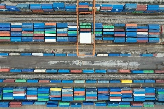 在廣州東部公鐵聯(lián)運樞紐（增城西站），工作人員在進行集裝箱轉(zhuǎn)運工作。廣州交通投資集團有限公司供圖