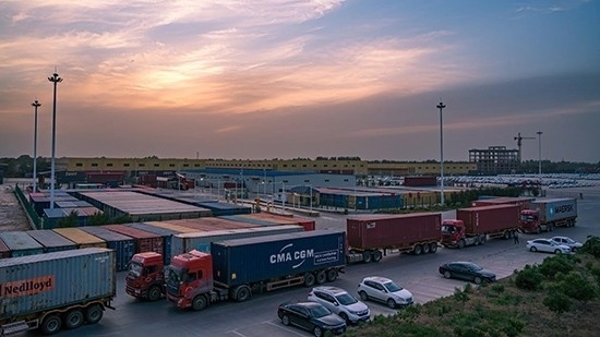 石家莊國(guó)際陸港內(nèi)整裝待發(fā)的集裝箱。 石家莊國(guó)際陸港供圖