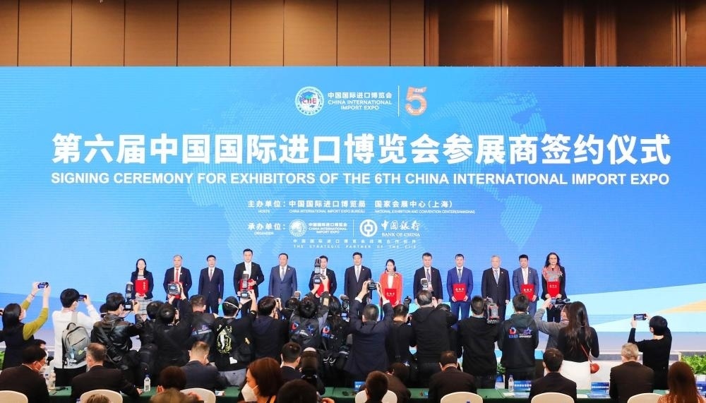 2022年11月6日，2022年中國國際進口博覽會參展商聯(lián)盟大會在上海舉行。這是在大會期間進行的第六屆進博會參展商簽約儀式。新華社記者 方喆 攝