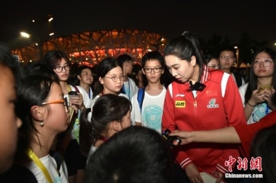 圖為小學(xué)員向李曉霞分享自己運動經(jīng)歷。<a target='_blank' href='/' ><p align=