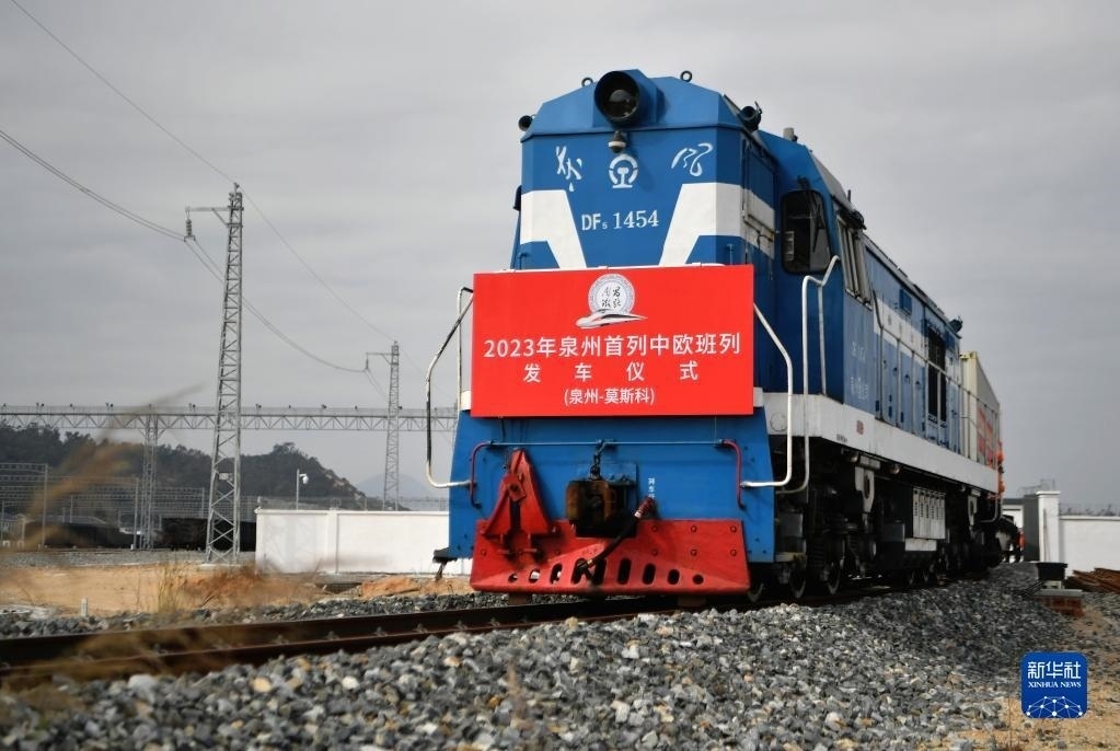 2月3日，中歐班列駛出興泉鐵路黃塘站。當(dāng)日，滿載著55個(gè)集裝箱的中歐班列，從位于福建泉州惠安縣的興泉鐵路黃塘站駛出。這是泉州今年開出的首趟中歐班列，也是興泉鐵路開通后的首趟泉州中歐班列。據(jù)了解，此次班列裝載產(chǎn)品主要來自泉州進(jìn)出口企業(yè)，貨重601.4噸，貨值約262.5萬美元。新華社記者 魏培全 攝