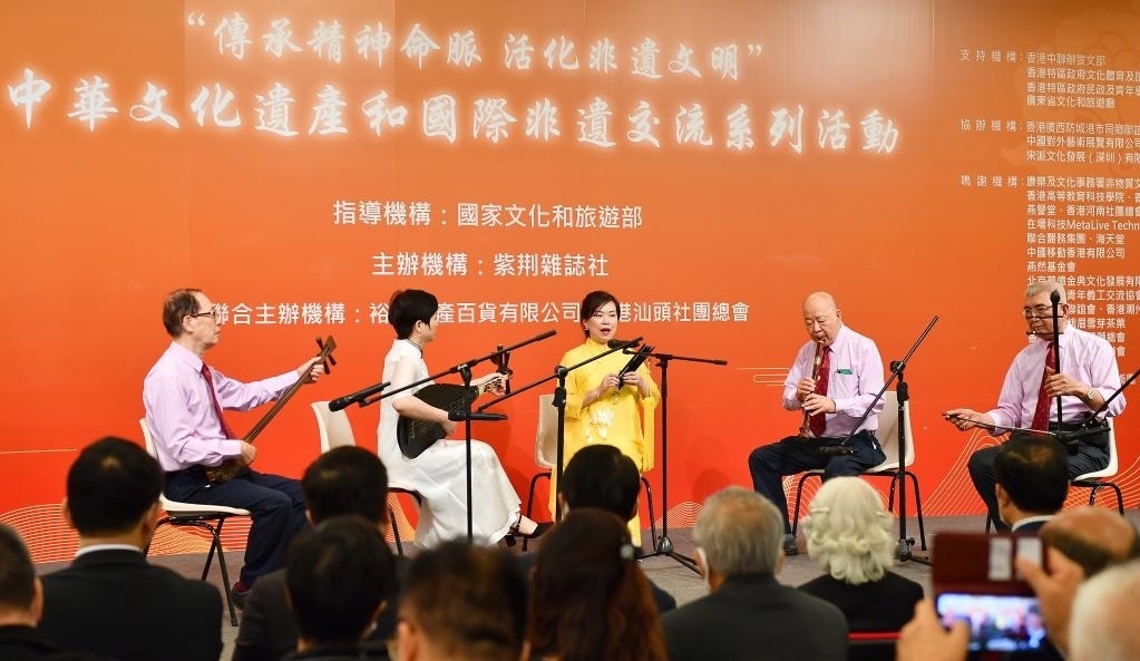 2022年11月23日，演員在“傳承精神命脈 活化非遺文明”中華文化遺產(chǎn)和國際非遺交流系列活動(dòng)開幕式上表演非遺項(xiàng)目南音《滿空飛》。新華社記者 陳鐸 攝