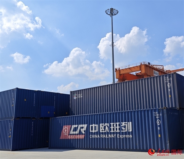 8月3日，中歐班列（中豫號(hào)）集裝箱在鄭州車站海關(guān)等候查驗(yàn)。人民網(wǎng) 崔譯戈攝