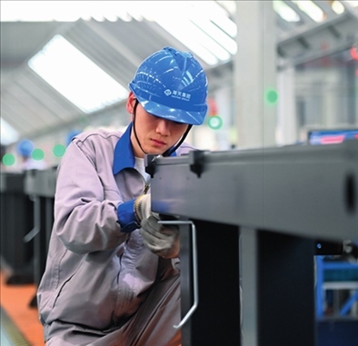 工人在海天國(guó)際控股有限公司海天大港生產(chǎn)基地作業(yè)（2023年2月1日攝）。黃宗治攝/本刊