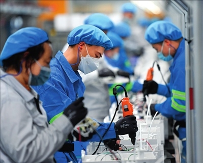 工人在浙江沁園水處理科技有限公司生產(chǎn)車(chē)間組裝家用凈水產(chǎn)品（2023年3月22日攝）。黃宗治攝/本刊