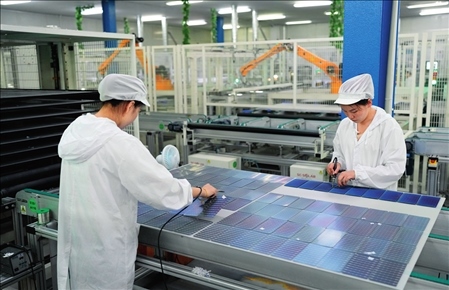 在浙江省臺(tái)州市黃巖區(qū)省級(jí)專(zhuān)精特新“小巨人”企業(yè)浙江公元新能源科技股份有限公司，工作人員生產(chǎn)太陽(yáng)能電池組（2023年8月9日攝）。翁忻旸攝/本刊