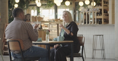 凱茜·瑪格與手語教學者交流。帕特里克·謝德-西蒙茲攝