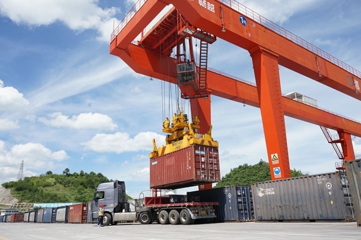 在貴陽國際陸港，正在作業(yè)的龍門吊。貴陽綜保區(qū)供圖