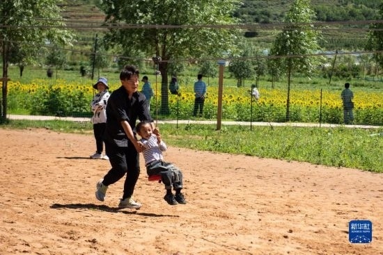 8月12日，游客在寧夏固原市涇源縣大灣鄉(xiāng)楊嶺村玩耍。新華社記者 李旭倫 攝