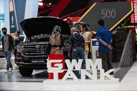 印尼消費(fèi)者參觀長城汽車的展臺。趙猛 攝