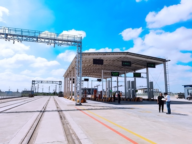 中歐班列（沈陽(yáng)）集結(jié)中心貨運(yùn)通道。人民網(wǎng)記者 栗翹楚攝