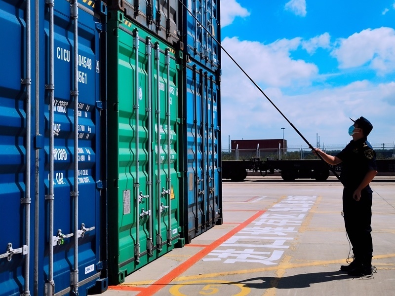 關(guān)員利用工業(yè)內(nèi)窺鏡檢查箱號(hào)、鎖號(hào)、封志情況。人民網(wǎng)記者 栗翹楚攝