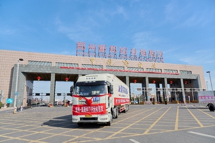 2023年2月20日，鄭州—莫斯科TIR運輸首發(fā)車輛駛出鄭州新鄭綜合保稅區(qū)。新鄭海關供圖