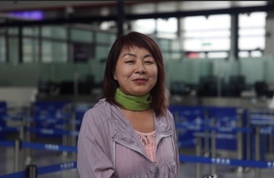 7月22日，曾經(jīng)在老撾瑯勃拉邦工作過3年的加拿大華僑孫月玲乘坐中老鐵路國際旅客列車從中國出境。衛(wèi)海林 攝