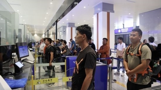 6月13日，乘坐中老鐵路國際旅客列車的旅客在磨憨邊檢大廳排隊候檢。李揚 攝