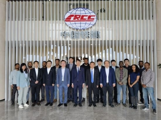 中國(guó)土木福州設(shè)計(jì)院埃塞分院團(tuán)隊(duì)合影。受訪對(duì)象供圖