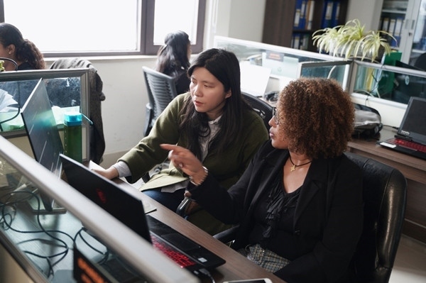 梅德哈妮（右）與中國同事討論設(shè)計方案。受訪對象供圖