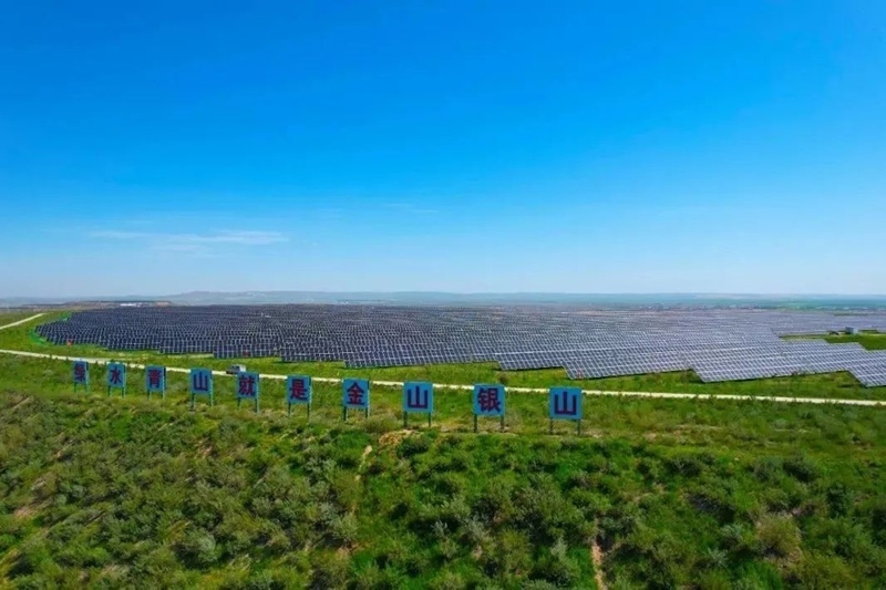 勝利能源露天礦排土場(chǎng)15.3萬千瓦光伏電站并網(wǎng)發(fā)電。受訪者供圖