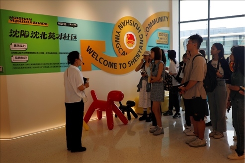 記者團(tuán)在輝山英才社區(qū)采訪。北京外國(guó)語(yǔ)大學(xué) 許青攝