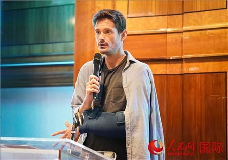 萊昂·麥卡倫分享張家界故事。人民網(wǎng) 郭錦標(biāo)攝