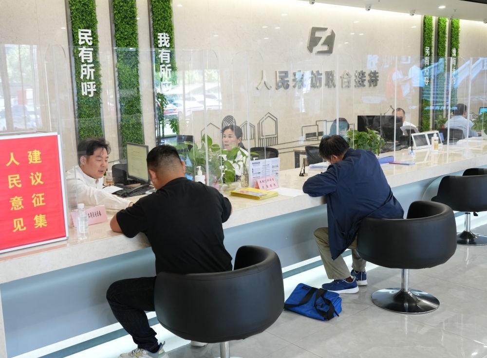 在杭州市余杭區(qū)社會治理中心，工作人員在接待前來上訪的群眾（5月25日攝）。新華社記者 翁忻旸 攝