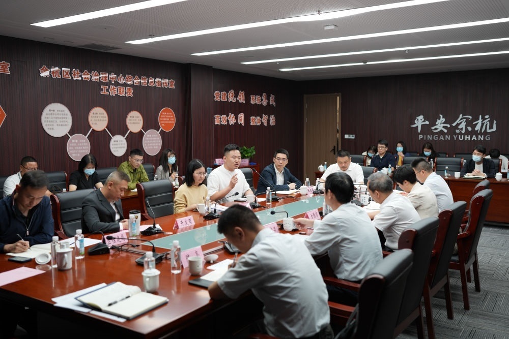 浙江省信訪局領導和相關領導組成的下訪團在杭州市余杭區(qū)社會治理中心接受群眾上訪（5月25日攝）。新華社記者 翁忻旸 攝