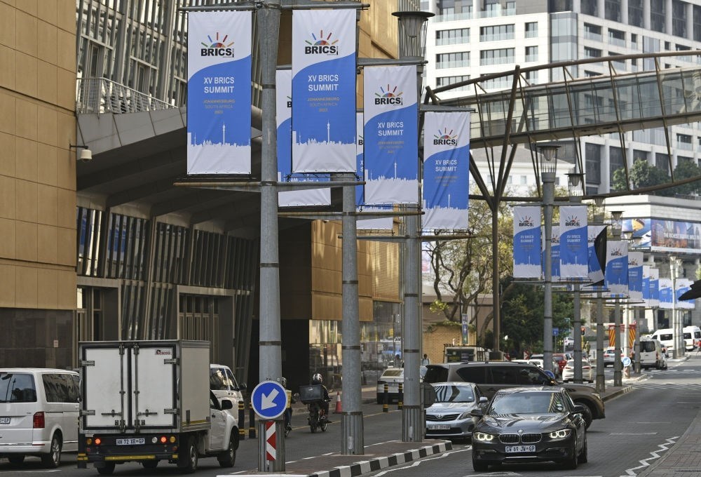 這是8月17日在南非約翰內(nèi)斯堡拍攝的金磚峰會條幅。金磚國家領(lǐng)導(dǎo)人第十五次會晤將于南非約翰內(nèi)斯堡舉行。新華社記者 陳誠 攝