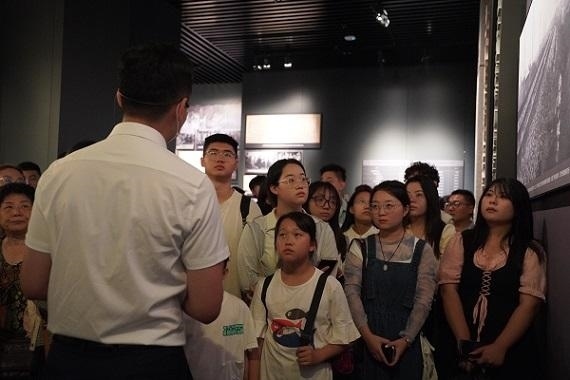 （講解員為記者團同學(xué)們講述歷史。北京舞蹈學(xué)院 全峻汐攝